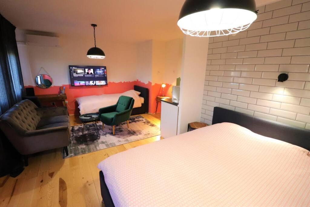 Room Emma,Between Bus And Train Station,Netflix,Speed Wi-Fi Zagreb Luaran gambar